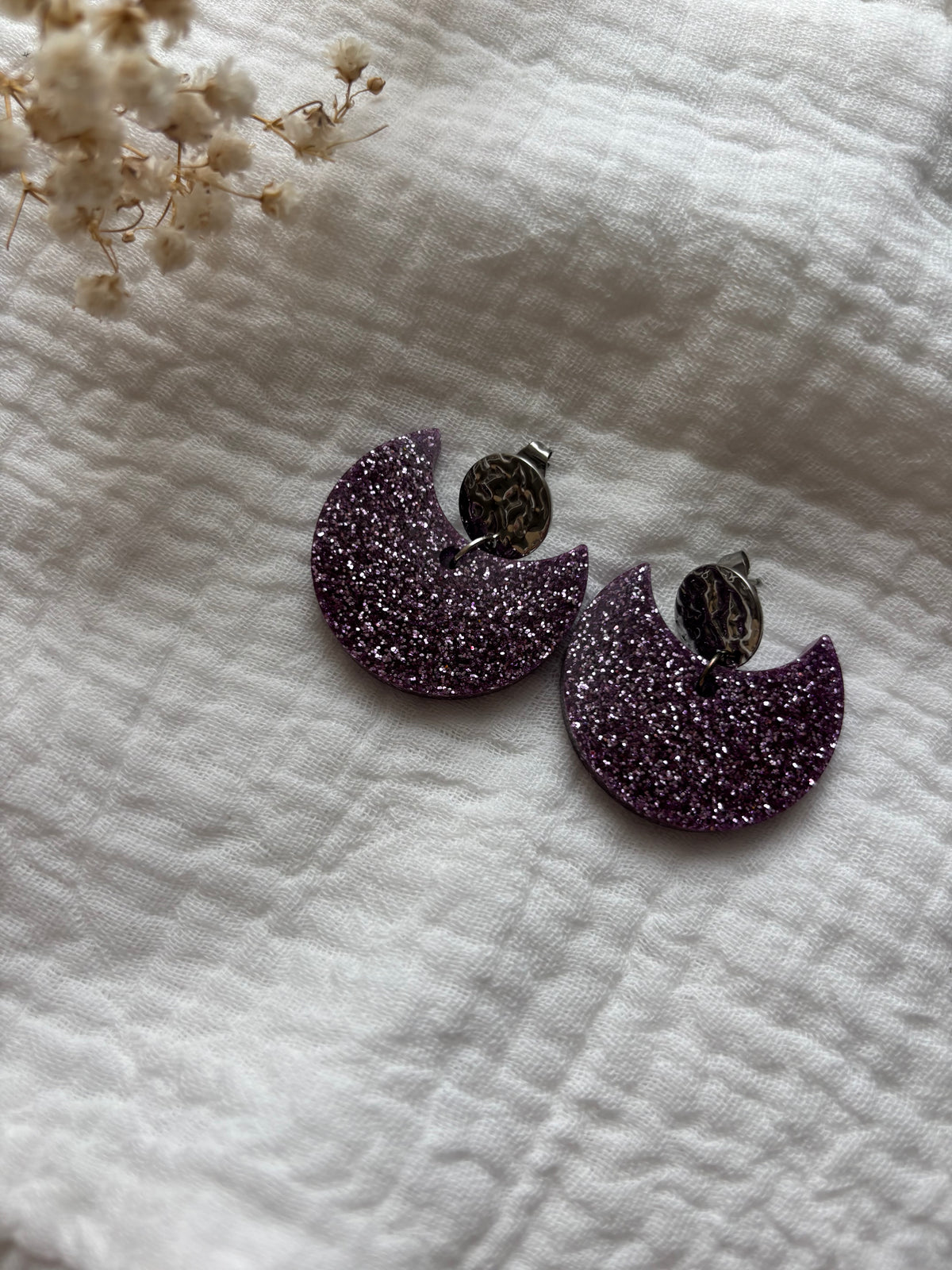 Boucles d’oreille demi-lunes violettes