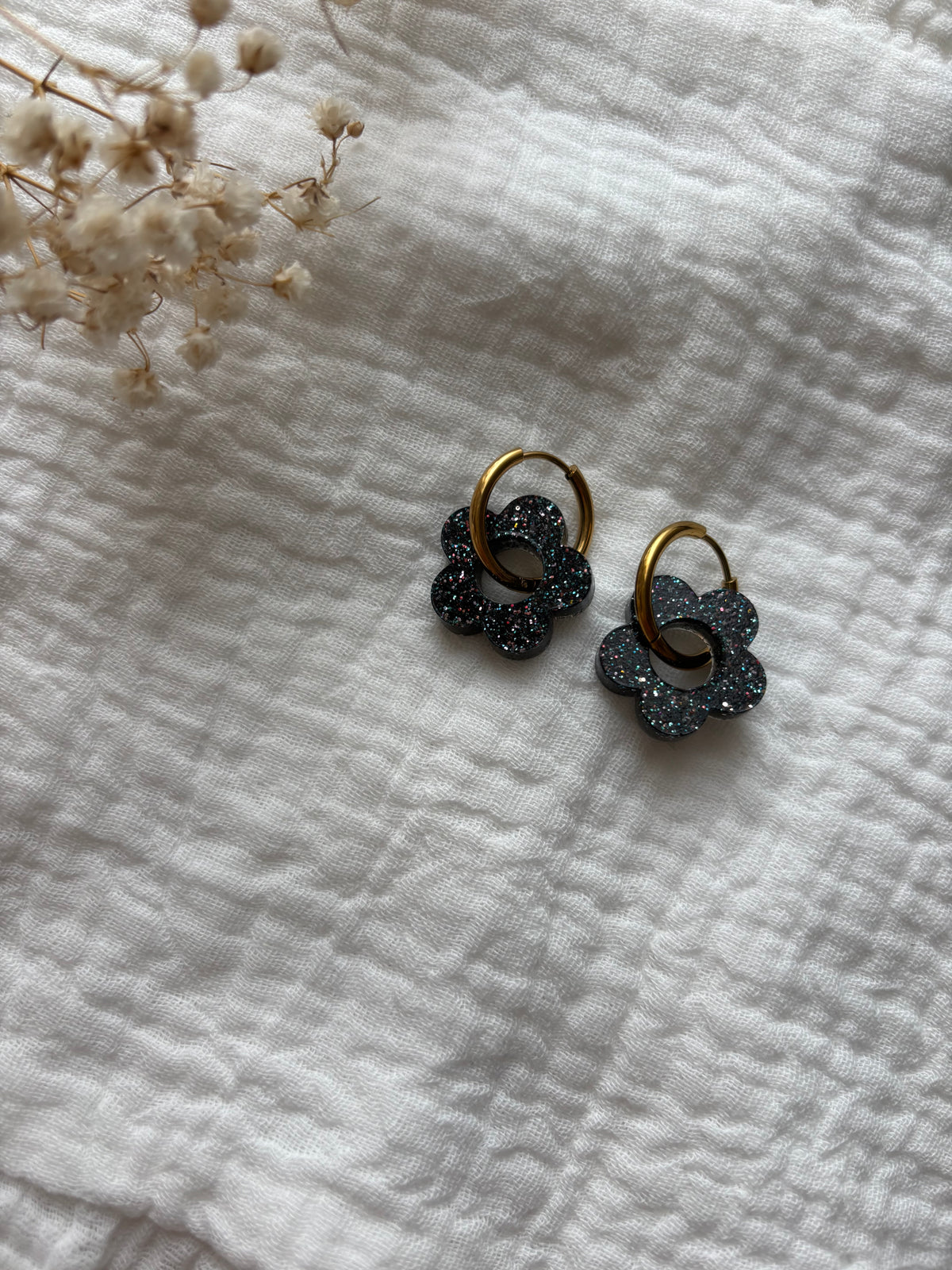 Créoles petites fleurs noires multicolores